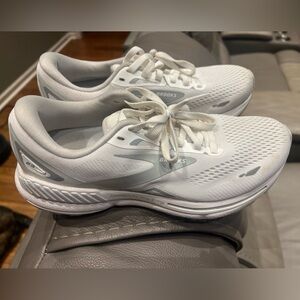 White Brooks Running shoes . Womens 7.5 , Worn once.